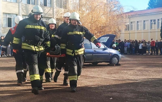 Учебна демонстрация в двора на ПГАТ &bdquo;Цанко Церковски&ldquo; - Спасяваха пострадал при ПТП