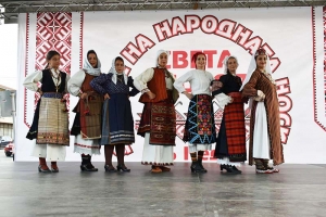 Участници от 1- до 80-годишна възраст показаха носии на дефиле в с. Недан