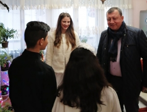 Кметът инж. Манолов раздаде коледни подаръци на децата от приемната грижа