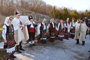 На Иванови влачуги в с. Караисен окъпаха младоженци за здраве