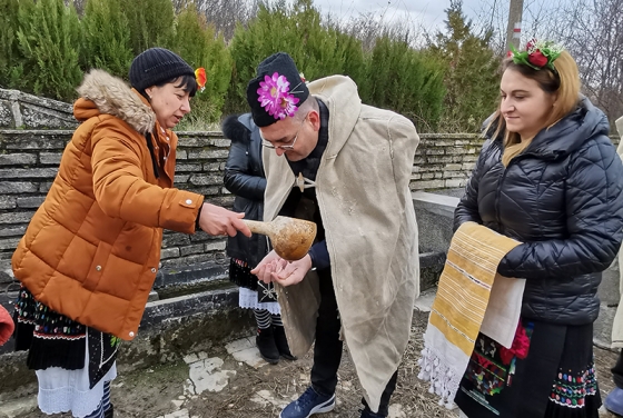Обичаят Иванови влачуги носи берекет на с. Караисен