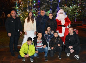 Шампионите по карате запалиха светлините на коледната елха