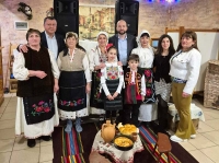 Къпане на новородено бебе както преди над 100 години пресъздадоха самодейки от с.Сломер