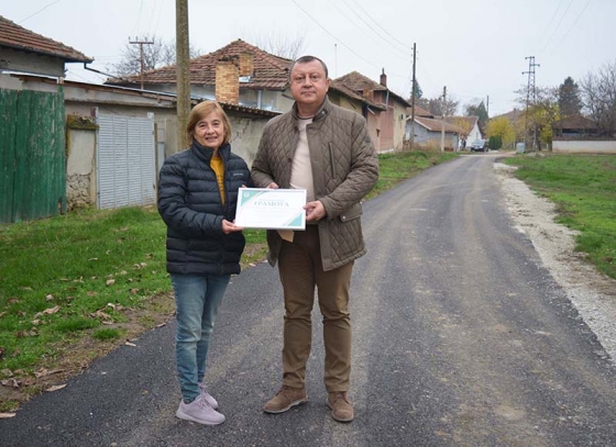 Фирма &bdquo;Цвет Гарден&ldquo; асфалтира и дари улица в с. Стамболово
