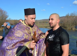Тодор Балканджиев извади Богоявленския кръст и дари паричната си награда за децата от ЦНСТ