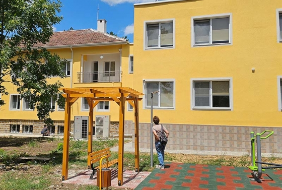 Домът за стари хора в Караисен с фотоволтаични панели, нови стаи и фитнес в двора