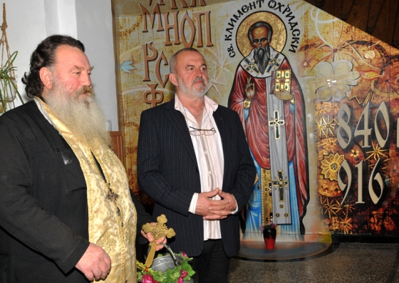 Хyдoжникът Toшкo Дoнчeв дари cтeнoпиc на ОУ &ldquo;Св. Климeнт Охpидcки&rdquo;