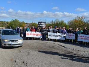В с.Караисен протестираха заради дупките на държавен път