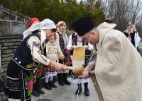 На Иванови влачуги в с. Караисен окъпаха младоженци за здраве