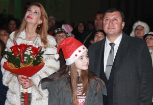 Светлините на коледната елха в Павликени запалиха кметът инж.Емануил Манолов и Росица Кирилова