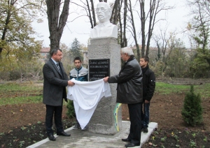 Бюст-паметник на Атанас Хаджиславчев откриха в Павликени  