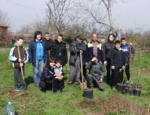 Доброволци засадиха медоносни дръвчета около с.Патреш