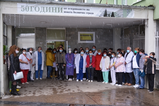 Медиците от МБАЛ-Павликени почетоха с минута мълчание и вой на сирени загиналите от Covid-19 свои колеги
