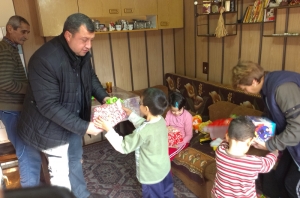 Кметът инж.Емануил Манолов  донесе подаръци на децата  от приемната грижа