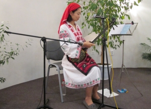 Японка пя в Павликени народни песни от остров  Окинава с българска носия