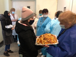 Учениците от ПГАТ &bdquo;Цанко Церковски&ldquo; приготвиха и подариха кетъринг за медиците от МБАЛ-Павликени