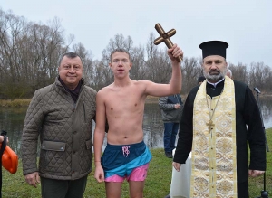 16-годишният Валентин Велев извади богоявленския кръст