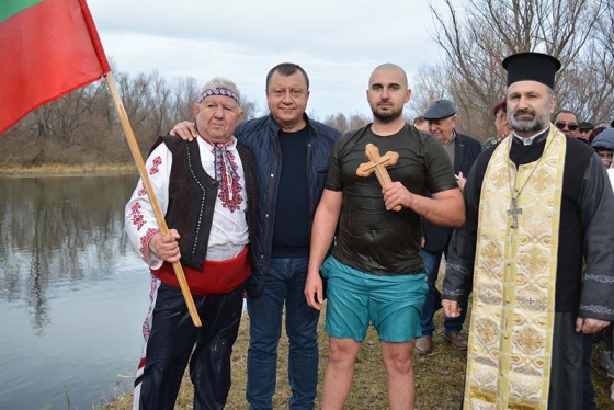 Тодор Балканджиев извади богоявленския кръст в община Павликени